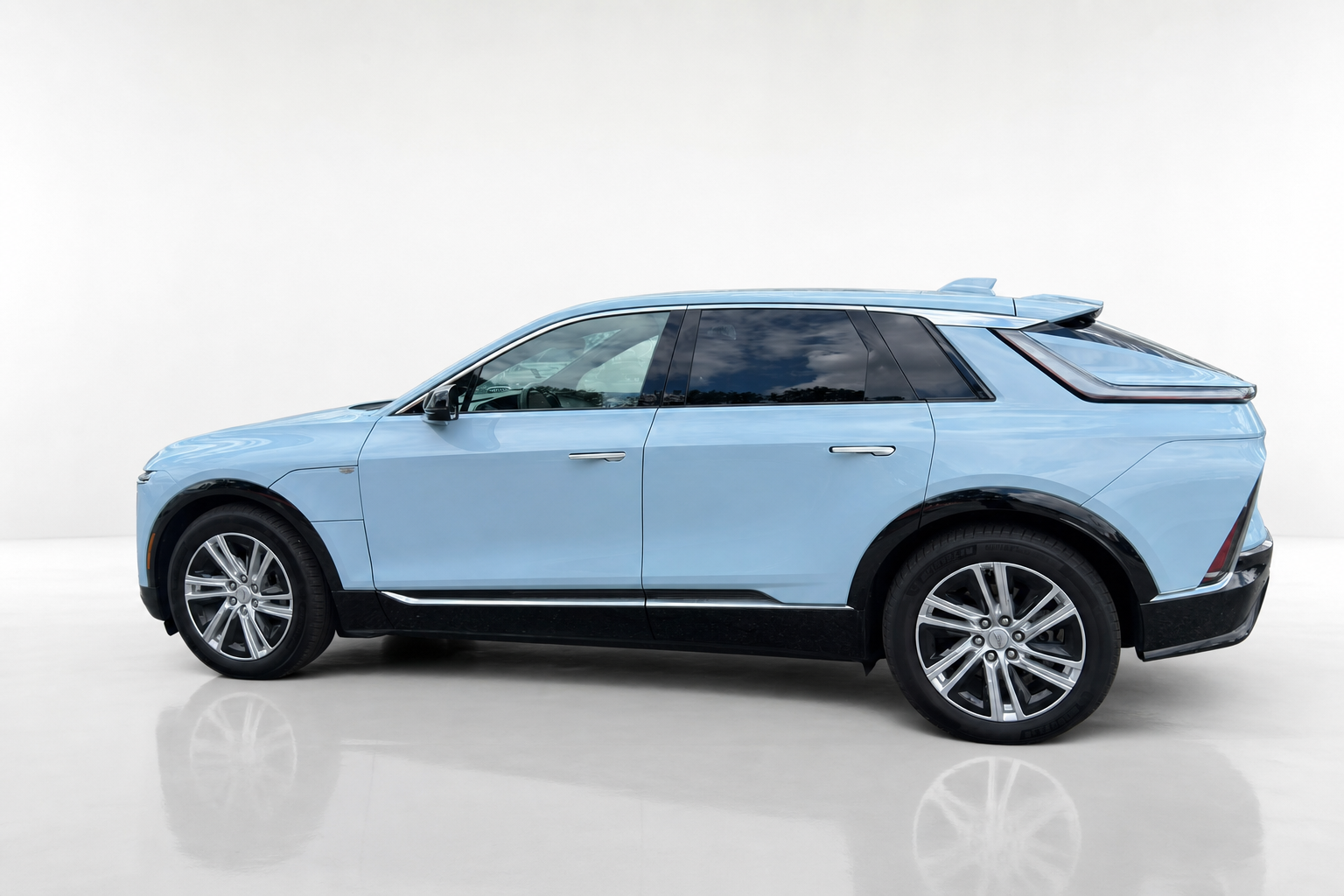 2024 Cadillac LYRIQ — view 4
