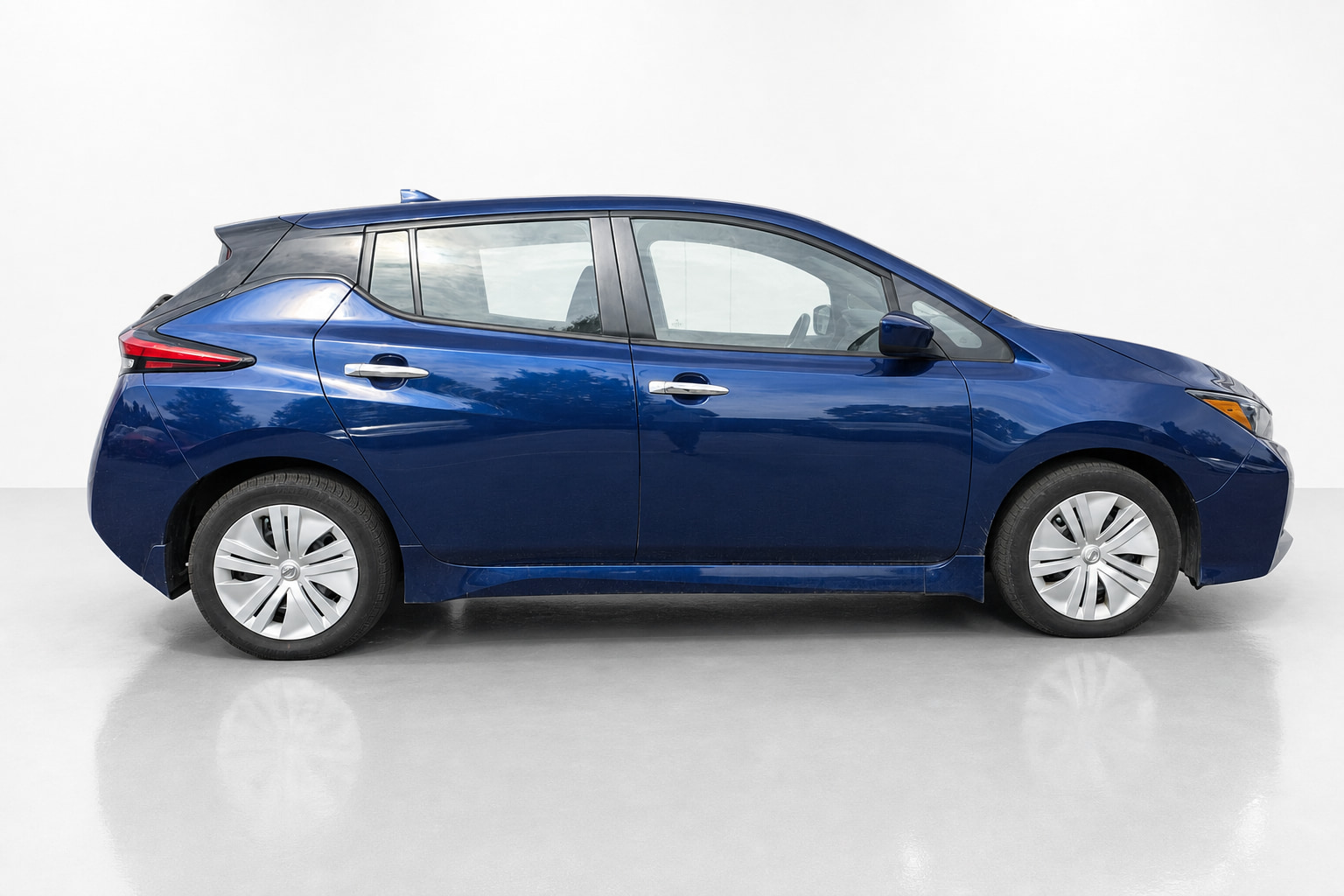 2022 Nissan Leaf — view 4