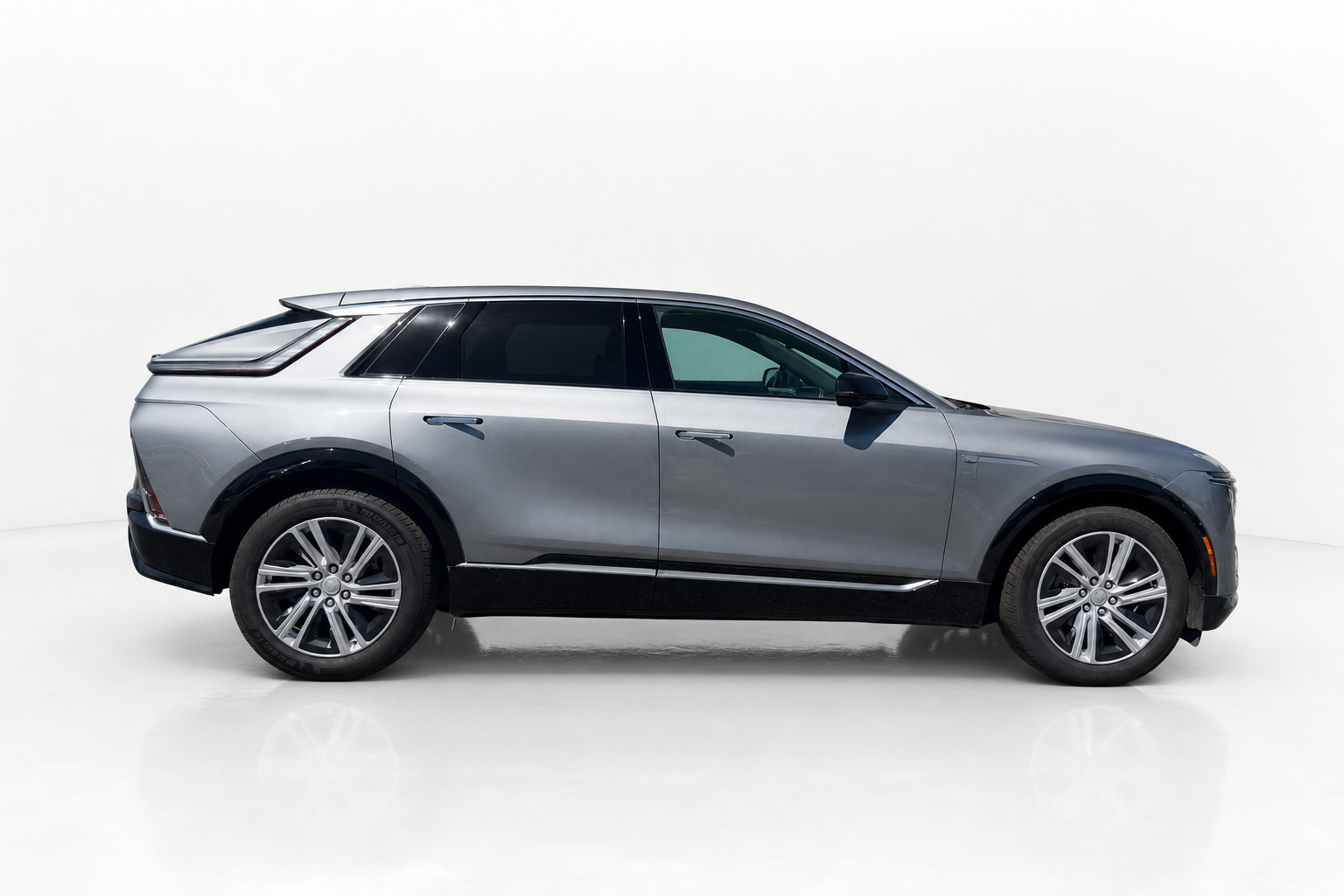 2024 Cadillac Lyriq — view 4