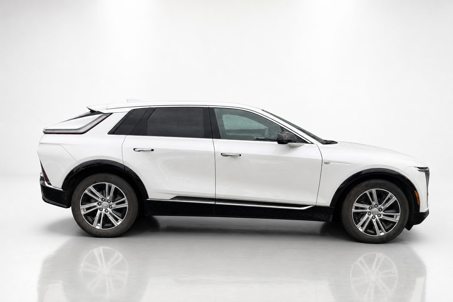 2024 Cadillac Lyriq — view 3