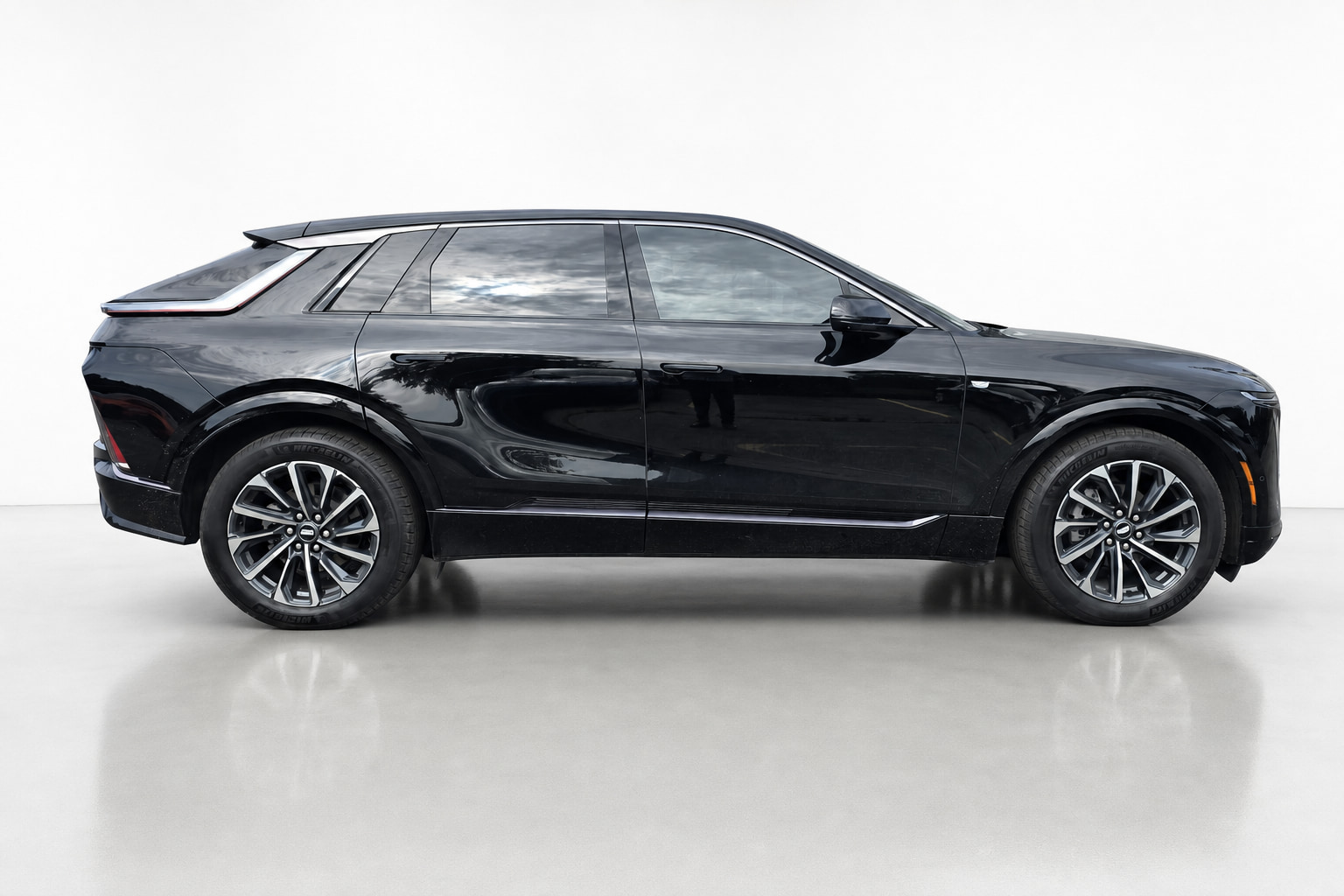 2024 Cadillac Lyriq — view 4