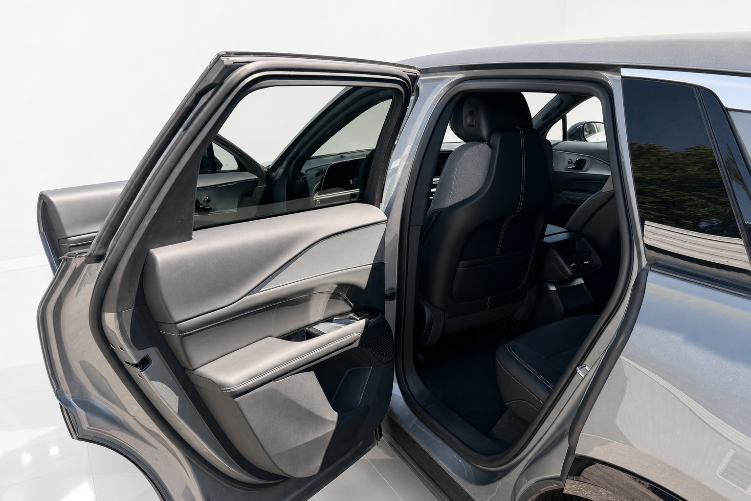 2024 Cadillac Lyriq — view 13