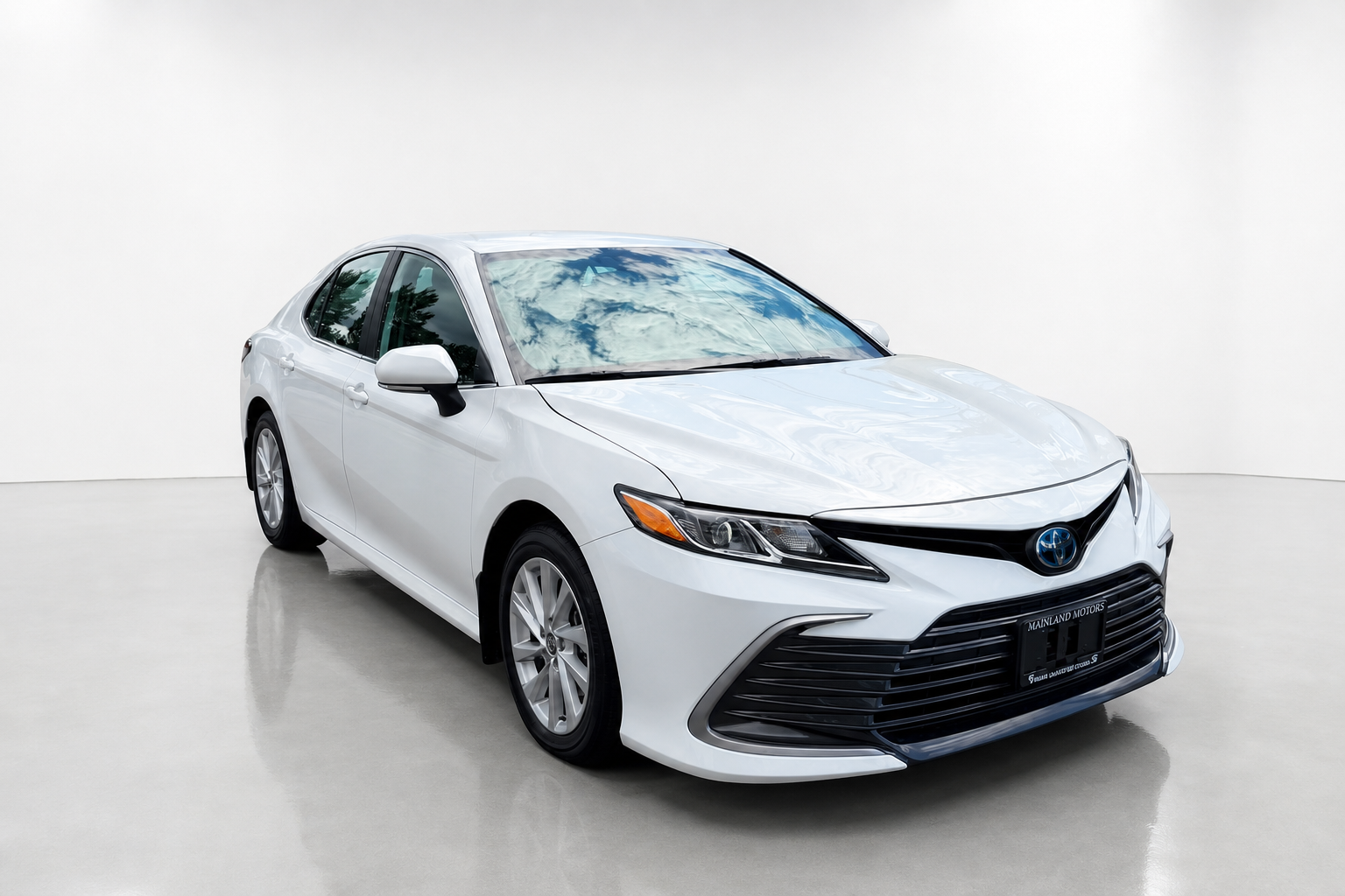 2024 Toyota Camry Hybrid — view 3