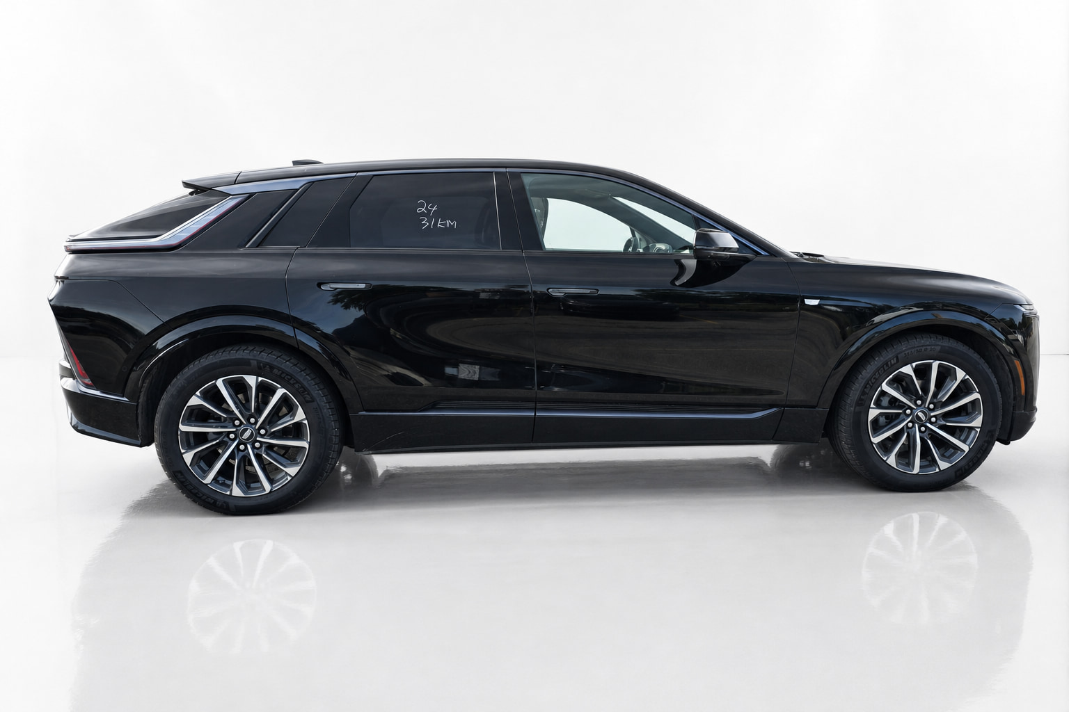 2024 Cadillac Lyriq — view 4